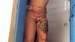 a patroa pediu pro pedreiro olhar a descarga s� pra ficar sozinha com ele no banheiro ela ficou soltinha