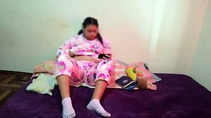 Tengo una hermanastra muy puta cada vez que voy a su cuarto la consigo masturbando siempre quiere chuparme la polla para saca toda mi leche y tragarsela toda