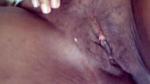 Morena caliente recien levantada con los pezones de su tetas duras y con el coño mojado se hace un rapidin