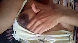 Morena caliente recien levantada con los pezones de su tetas duras y con el coño mojado se hace un rapidin