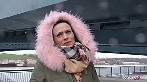 Německý skaut sebere mladou z berlínské ulice na hrubý výjeb a facial