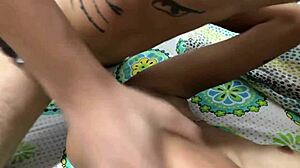 Näytän ison kyrväni puolisiskolleni kun hän tulee kotiin