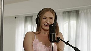 Rdečelasa blondinka Skylar Snow strastno pofukana od Van Wylde v avtu