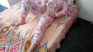 mi esposo prefiere computadora a follarme asi que su amigo me mete mientras juega