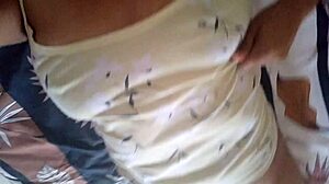 Morena caliente recien levantada con los pezones de su tetas duras y con el coño mojado se hace un rapidin