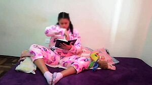 Tengo una hermanastra muy puta cada vez que voy a su cuarto la consigo masturbando siempre quiere chuparme la polla para saca toda mi leche y tragarsela toda