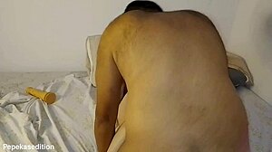 Rebolando numa pica dura com anal e tits