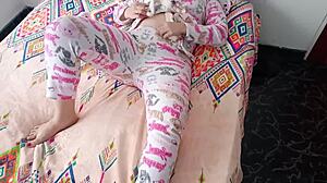 mi esposo prefiere computadora a follarme asi que su amigo me mete mientras juega