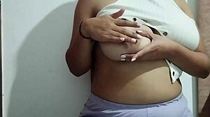 Milf Masajea Sus Grandes Senos Ocn Mucho Placer Video Real Casero