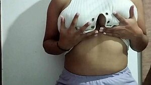 Milf Masajea Sus Grandes Senos Ocn Mucho Placer Video Real Casero