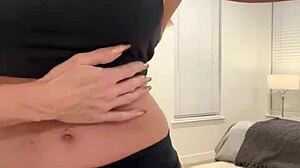 Bodybuilder wife flexes muscles for horny fans