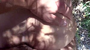 Amatør-MILF creampied offentlig