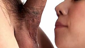 日本人が硬いチンポを濡れたマンコに深く突っ込む