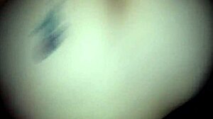 Latina curvilínea con piercing y tatuajes cachonda