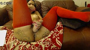 tatted camgirl fucks her holes