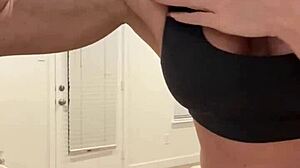 Bodybuilder wife flexes muscles for horny fans