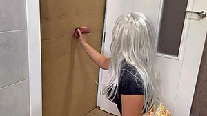 Milf cucá v gloryhole