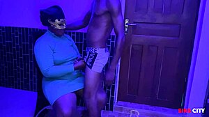 Зряла мадама жадува за догги стил