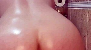 Blanca culona riding dildo