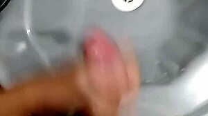 Batendo Punheta Banheiro