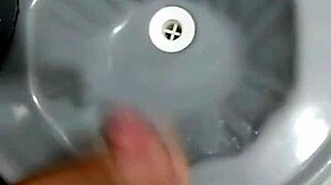 Batendo Punheta Banheiro