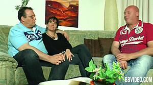 Német MILF két farkat kap