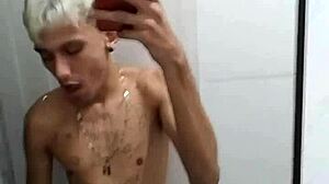 Batendo Punheta Banheiro