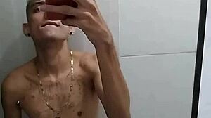 Batendo Punheta Banheiro