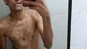 Batendo Punheta Banheiro