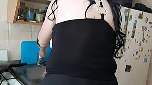 Girlfriend Licks Pussy