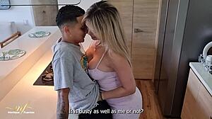 MILF βοηθάει στο πρώτο σεξ