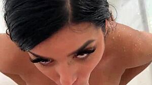 Înghițit spermă sub duș