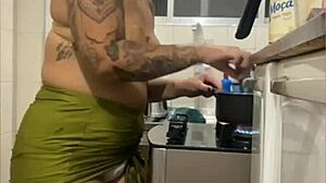 Kitchen Pussy Flash