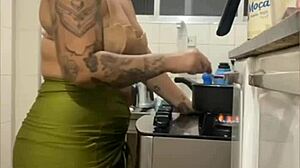 Kitchen Pussy Flash