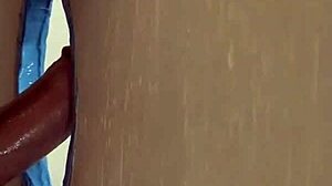 Trans na gloryholeu prima kurac kroz rupu