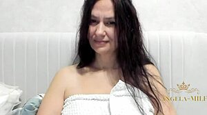 Milf Masturbates Pussy