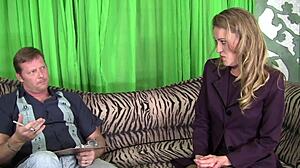 Sexy Lezzie Threesome