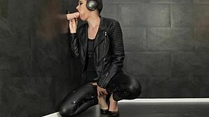 Glamour Babe Masturbates