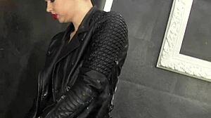 Glamour Babe Masturbates