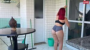 Empregada Tirando Roupa