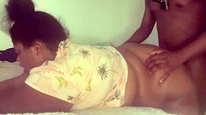 Ciążąca MILF bierze w dupę od tyłu