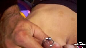 Piercingovaná baba dostane plážový výprask