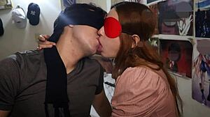 จูบลิ้นเปียกชุ่มน้ำรัก