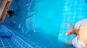 Ngentot Kasar Pinggir Kolam Renang