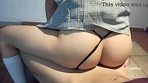 สาวชุดนักเรียนนั่งขย่มควยเซนโตเนส