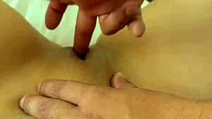 תלמידה חרמנית מקבלת זיון קרם פאי