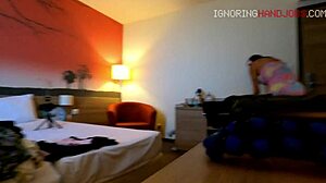 Latina med kæmpe bryster og røv i tease