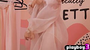 Milf in Pose Sexy con Lingerie