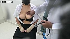 Dokter neukt geile patiënt