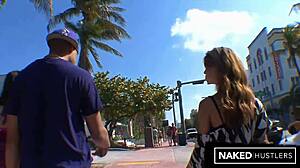 Seks na krovu sa malom curicom